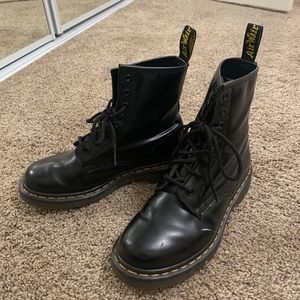 BLACK SOFT LEATHER WORN DOC MARTENS SIZE 7 W